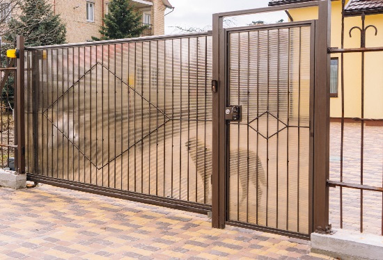 Купить ворота из профлиста с элементами ковки, с металлическими столбами в рамке или под дерево в Гагарине от 153555 руб